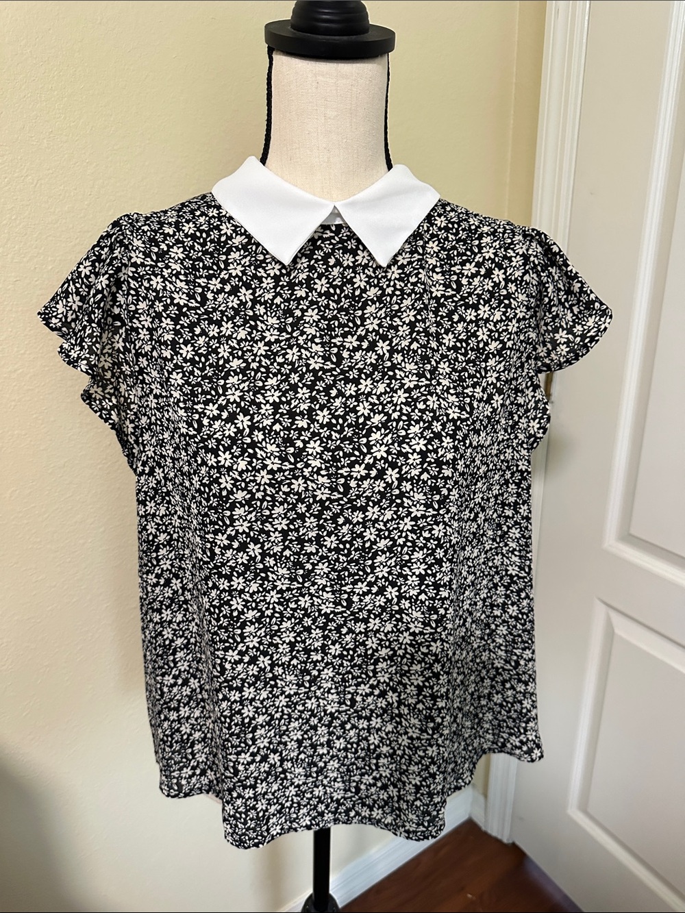 Black & White Floral Collared Blouse with Ruffle Sleeves - Size XL